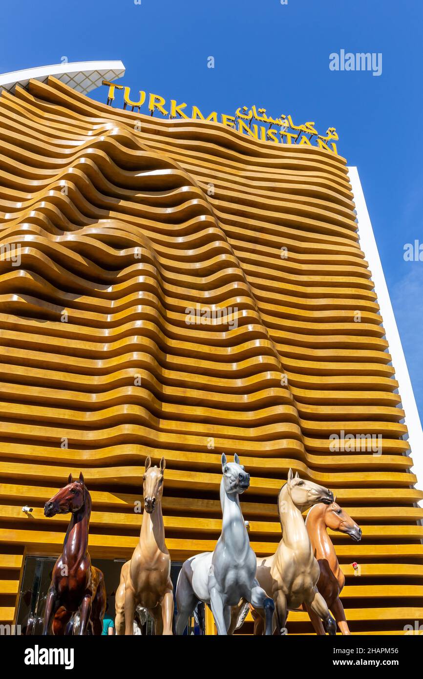 Dubaï, Émirats arabes Unis, 09.12.2021.Pavillon du Turkménistan façade en bois avec tête de cheval Akhal-Teke et statues de cheval devant, Expo 2020 Dubai. Banque D'Images