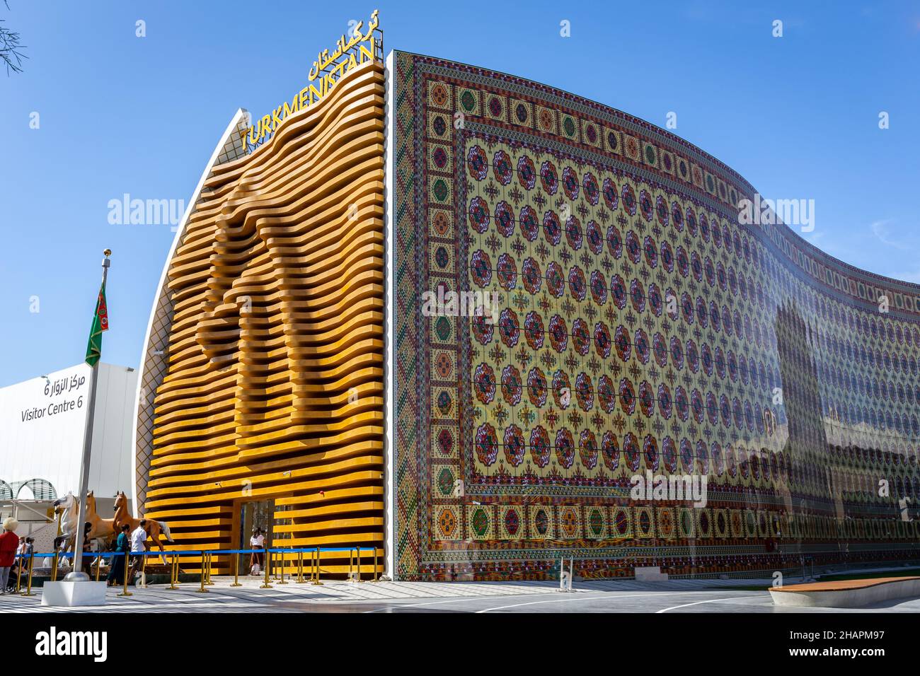 Dubaï, Émirats arabes Unis, 09.12.2021.Pavillon du Turkménistan avec façade en bois et tête de cheval Akhal-Teke, Expo 2020 Dubai. Banque D'Images