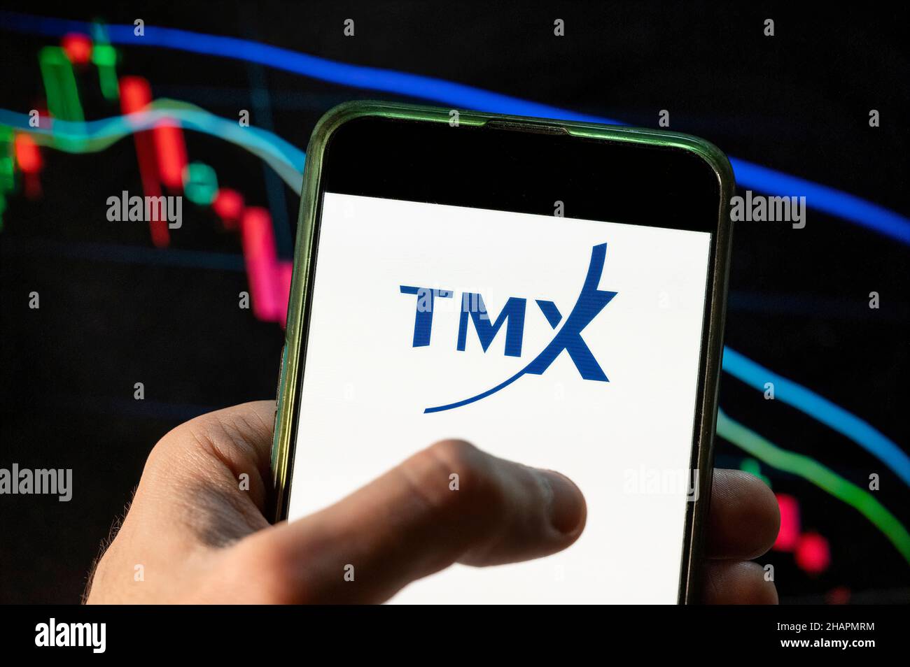 Chine.09th décembre 2021.Dans cette illustration, le logo TMX, de la société canadienne de services financiers Translation Memory Exchange, est affiché sur un smartphone avec un graphique de l'indice boursier économique en arrière-plan.(Photo de Budrul Chukrut/SOPA Images/Sipa USA) crédit: SIPA USA/Alay Live News Banque D'Images