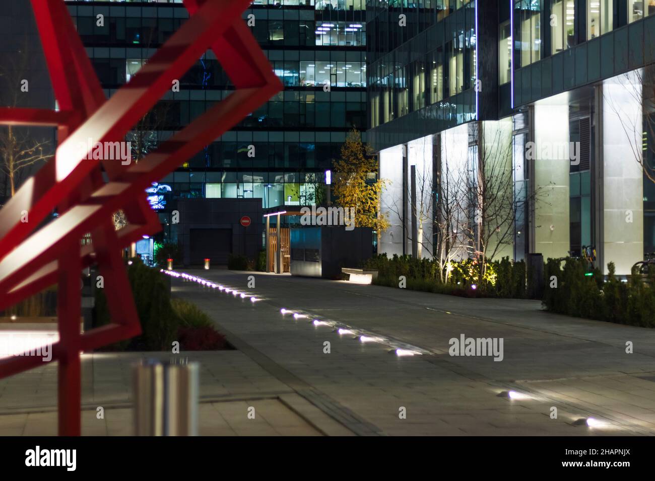 Architecture de bureau moderne Night Light haute technologie géométrie lignes.concept design Banque D'Images