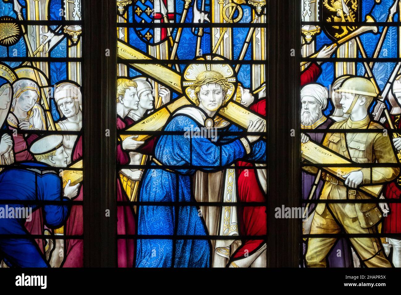 Détail de vitraux de la première Guerre mondiale par Ninian Comper 1920 Eglise de Sainte Marie de l'Assomption, Ufford, Suffolk, Royaume-Uni Banque D'Images