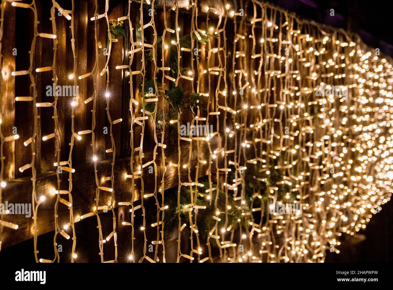 Guirlande lumineuse de Noël suspendue sur la balustrade du pont Photo Stock  - Alamy