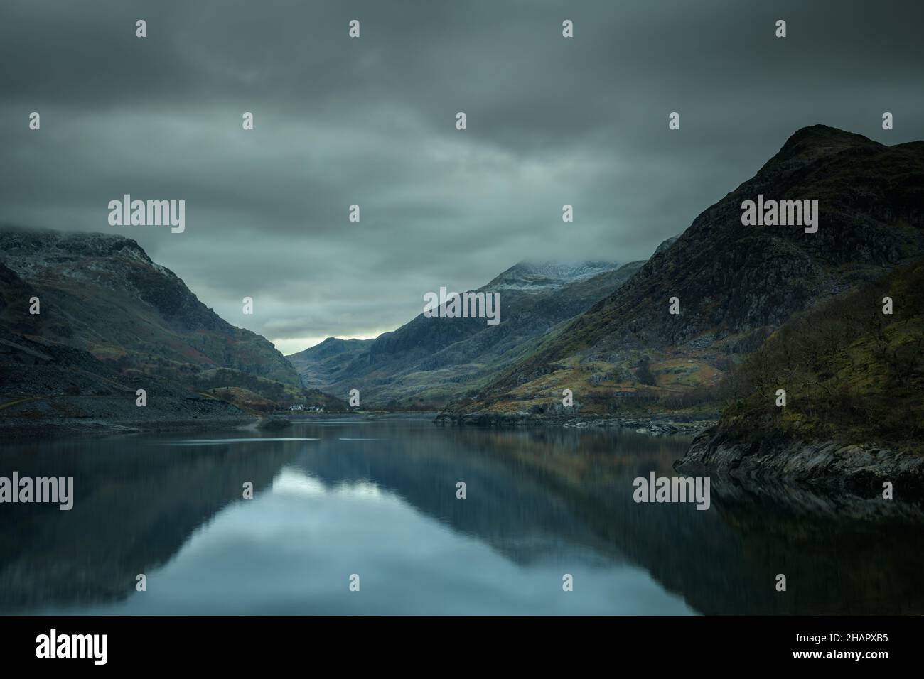 Montagnes se reflétant dans un lac près de Llyn Padarn Banque D'Images