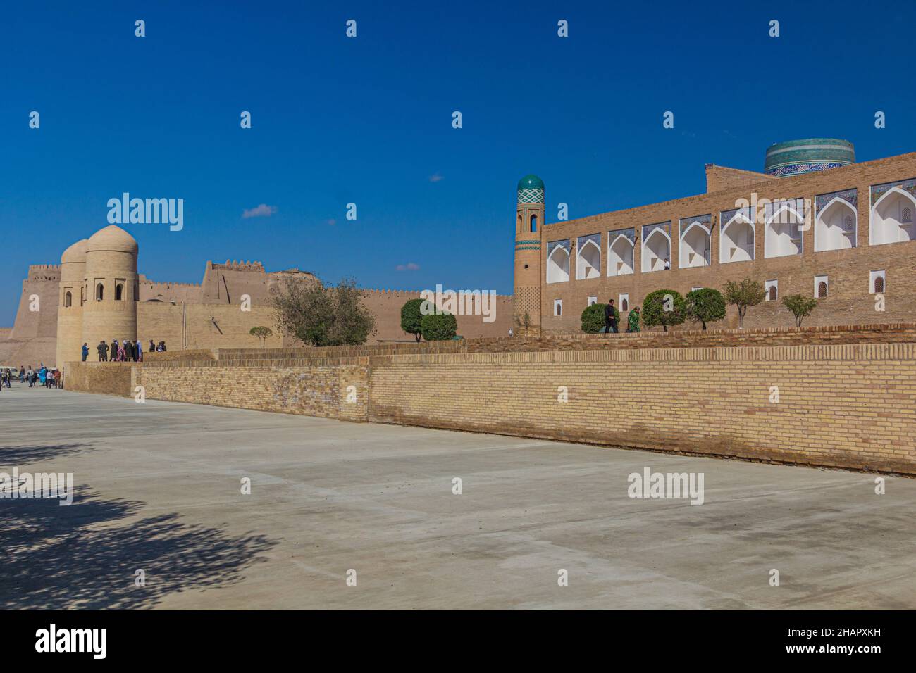 KHIVA, OUZBÉKISTAN - 25 AVRIL 2018 : porte de l'Ouest et Mohammed Amin Khan Madrassah dans la vieille ville de Khiva, Ouzbékistan. Banque D'Images