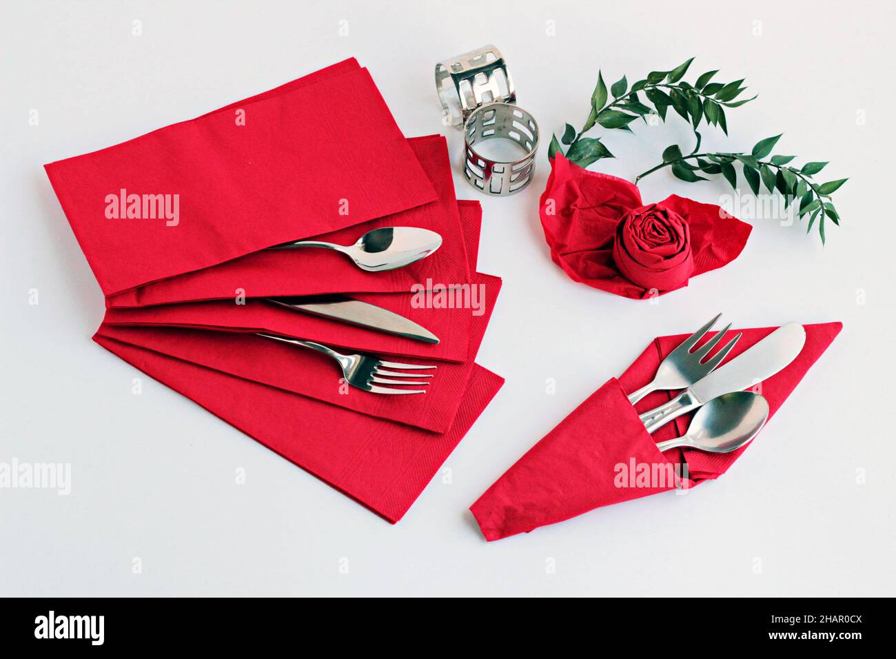 Serviettes en papier rouge de luxe pliées spéciales avec set de couverts et  ronds de serviettes sur la surface blanche.concept de Noël ou du nouvel an  Photo Stock - Alamy