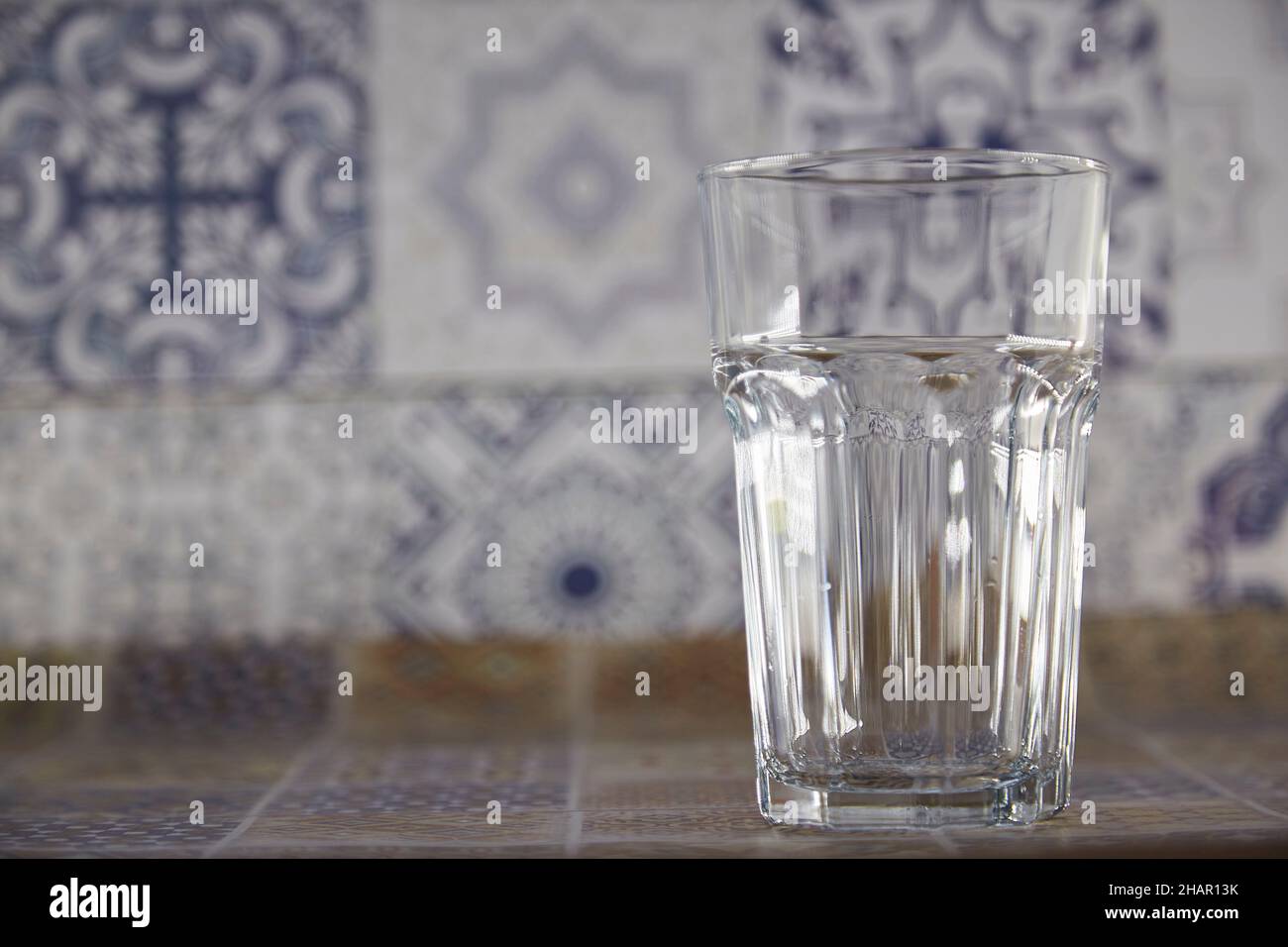 Vider le verre sur la table en bois dans la cuisine sur le fond de carrelage.Maquette de verre pour tonique, jus de cocktail ou boisson alcoolisée.Copier l'espace.Haute q Banque D'Images Vider le verre sur la table en bois dans la cuisine sur le fond de carrelage.Maquette de verre pour tonique, jus de cocktail ou boisson alcoolisée.Copier l'espace.Haute q Banque D'Images