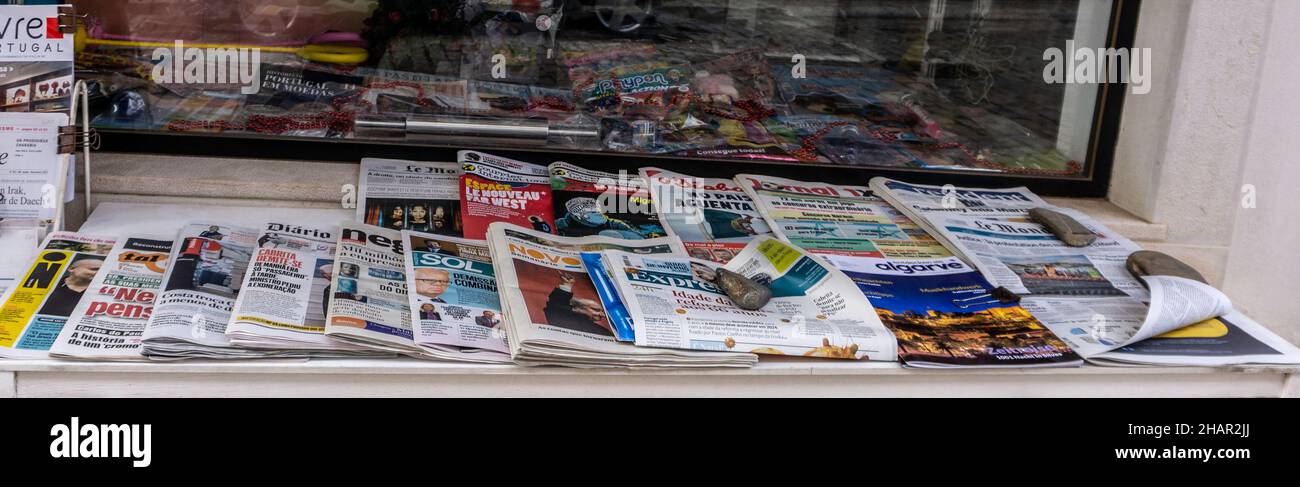Une sélection de journaux internationaux à vendre en dehors d'une boutique à Loule, Portugal. Banque D'Images