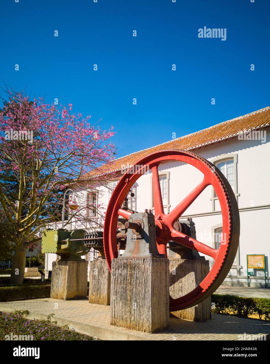 Partie du moteur à vapeur utilisée pour le broyage de la canne à sucre en dehors de la Casa Larios, Torre Del mar, province de Malaga, Andalousie, Espagne Banque D'Images