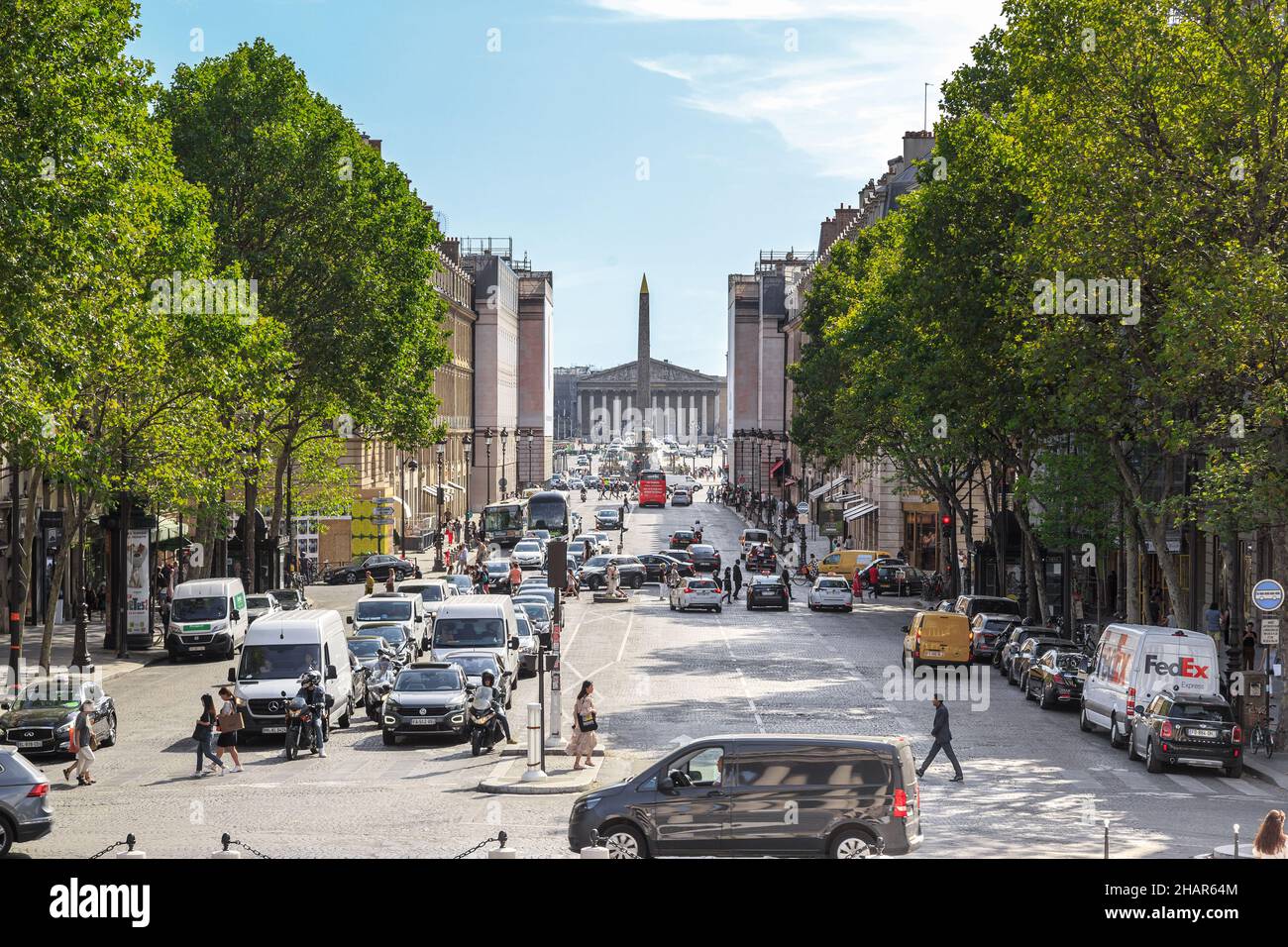 PARIS, FRANCE - 30 AOÛT 2019 : la rue Royale donne sur la place de la Concorde. Banque D'Images