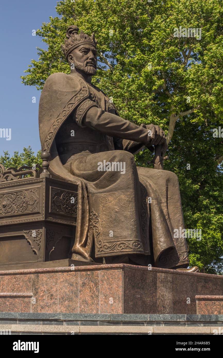 SAMARKAND, OUZBÉKISTAN : 29 AVRIL 2018 : statue d'Amir Temur (Tamerlane) à Samarkand en Ouzbékistan Banque D'Images