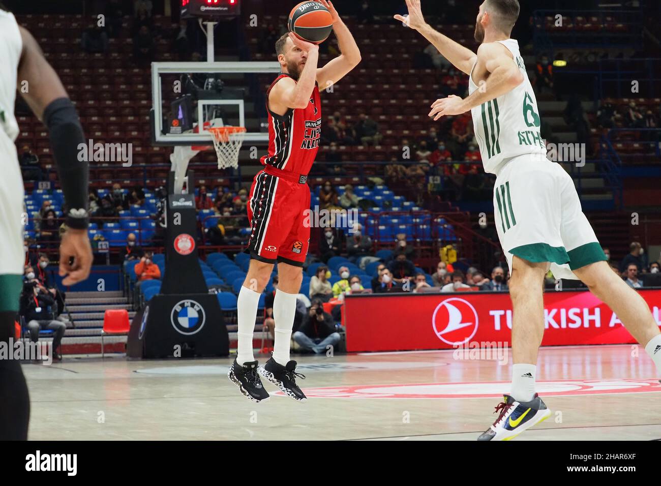 Milan, Italie.14th décembre 2021.Sergio Rodriguez (AX Armani Exchange Olimpia Milano) et Georgios Papagiannis de Panathinaikos Superfood Athènes pendant A|X Armani Exchange Milano vs Panathinaikos Superfood Athènes, Basketball EuroLeague Championship Championship Championship à Milan, Italie, décembre 14 2021 crédit: Independent photo Agency/Alamy Live News Banque D'Images