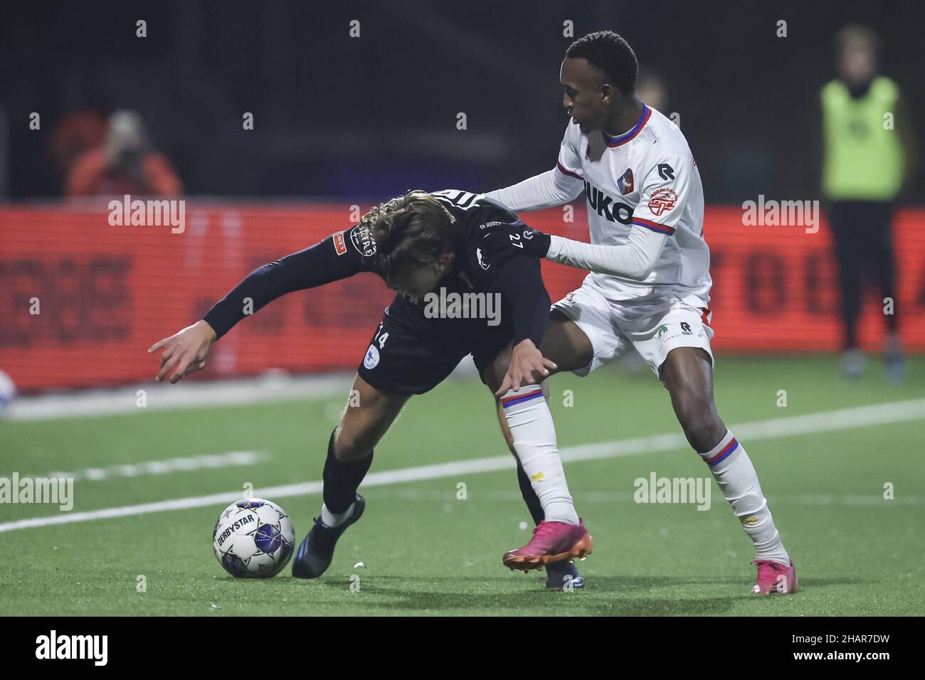 VELSEN, 14-12-2021 ,BUKO Stadium TOTO KNVB Beker , football néerlandais, saison 2021-2022, joueur Spakenburg Lowie van Zundert, joueur Telstar Roscello Vlijter pendant le match Telstar - Spakenburg (photo de Pro Shots/Sipa USA) *** droits mondiaux sauf Autriche et pays-Bas *** Banque D'Images