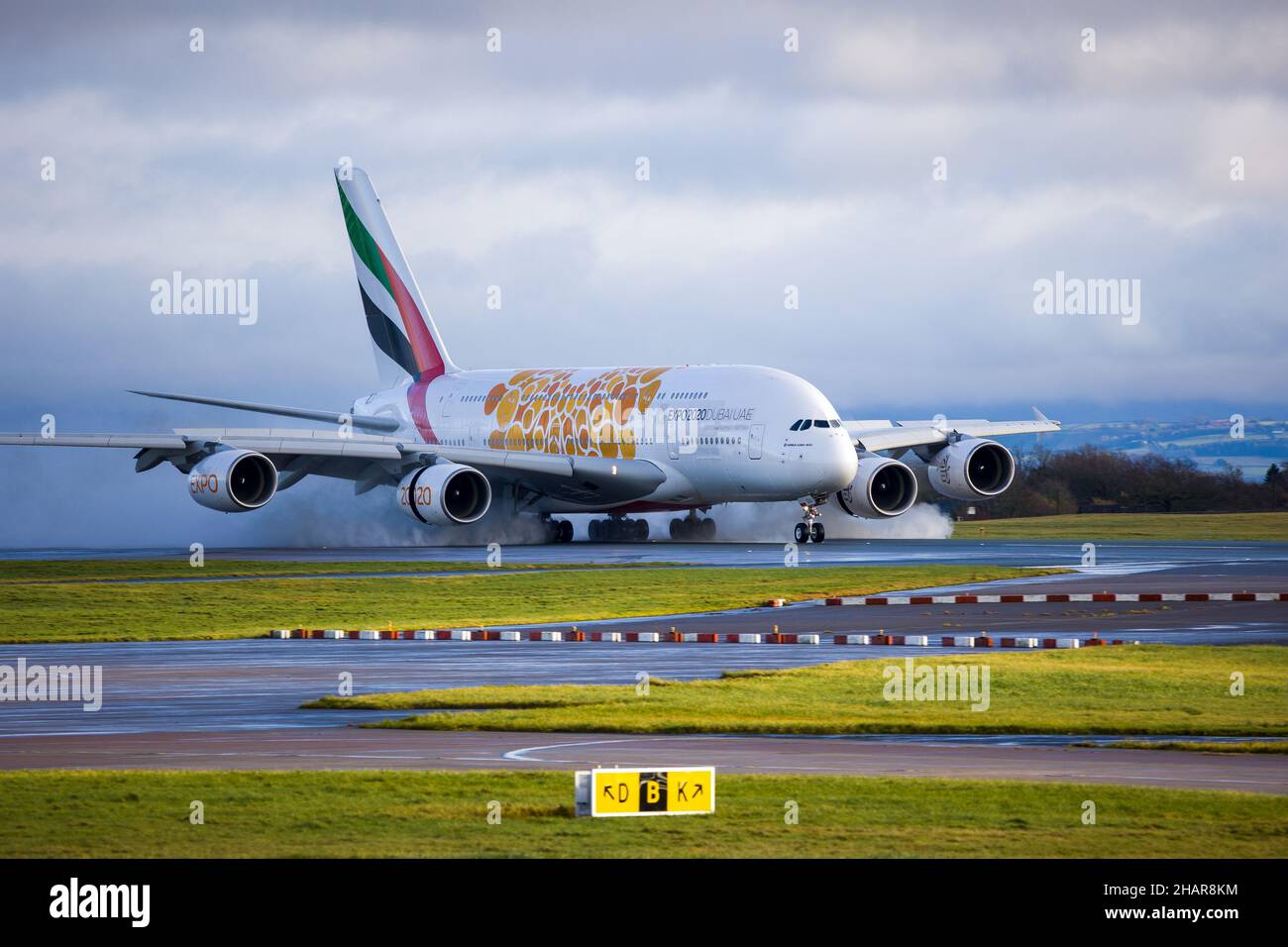 Emirates Boeing A380 débarquant à l'aéroport de Manchester au départ des Émirats Arabes Unis Banque D'Images