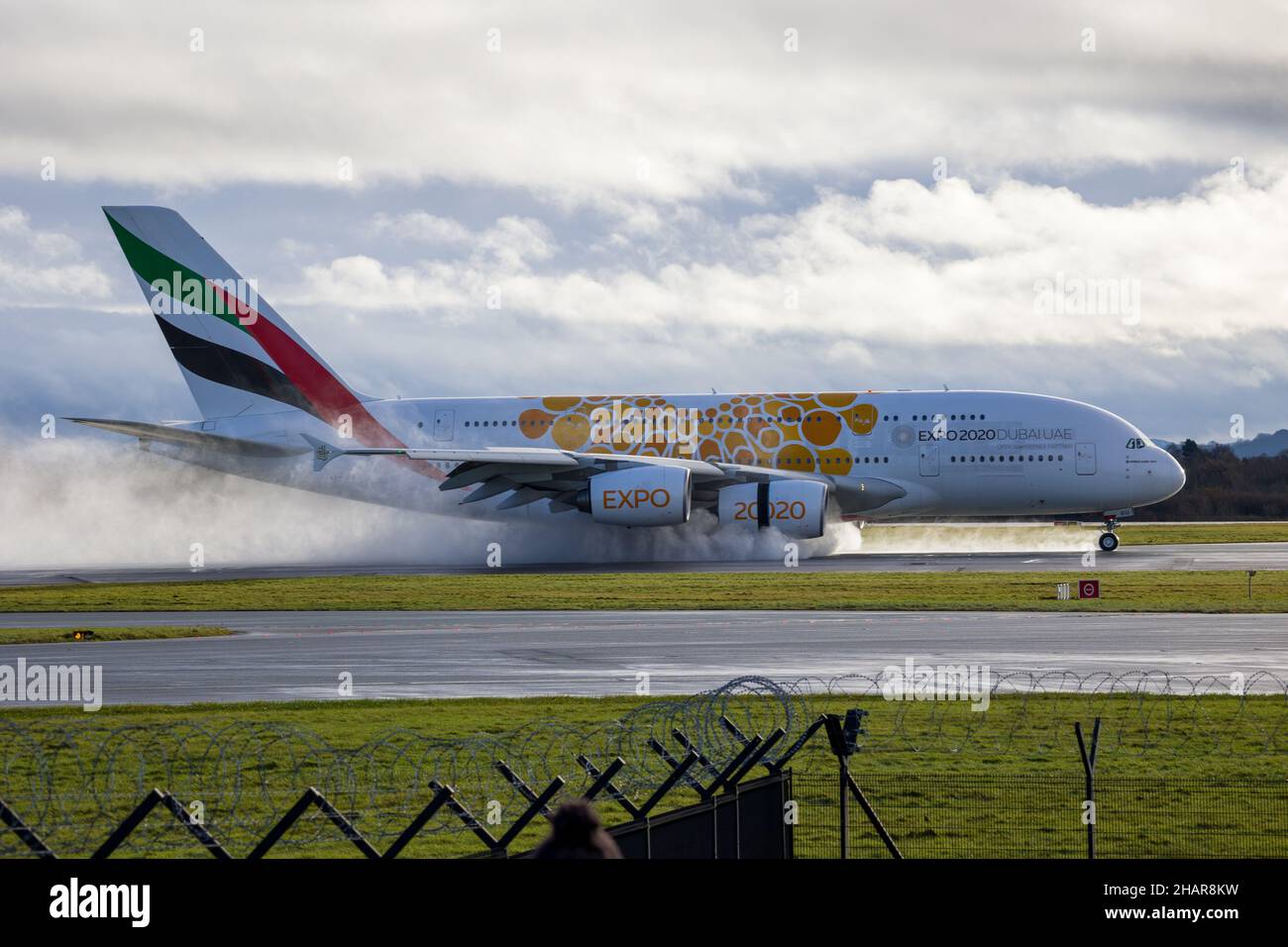 Emirates Boeing A380 débarquant à l'aéroport de Manchester au départ des Émirats Arabes Unis Banque D'Images