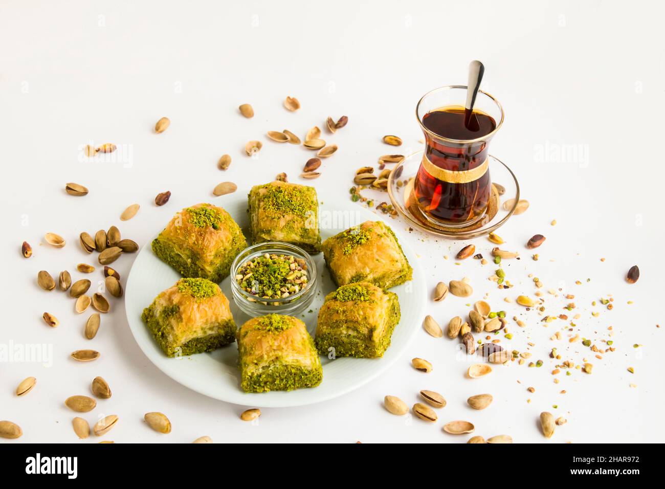 Pâtisserie turque traditionnelle dessert sec, Baklava sur une assiette blanche avec pistaches. Servi avec du thé turc Banque D'Images