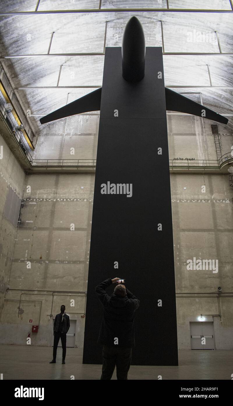 Hangar Bicocca, Milan, Italie: Ghosts souffle aveugle par Maurizio Cattelan, monolithe noir avec un avion, rappel des attaques du 11 septembre 2001 Banque D'Images