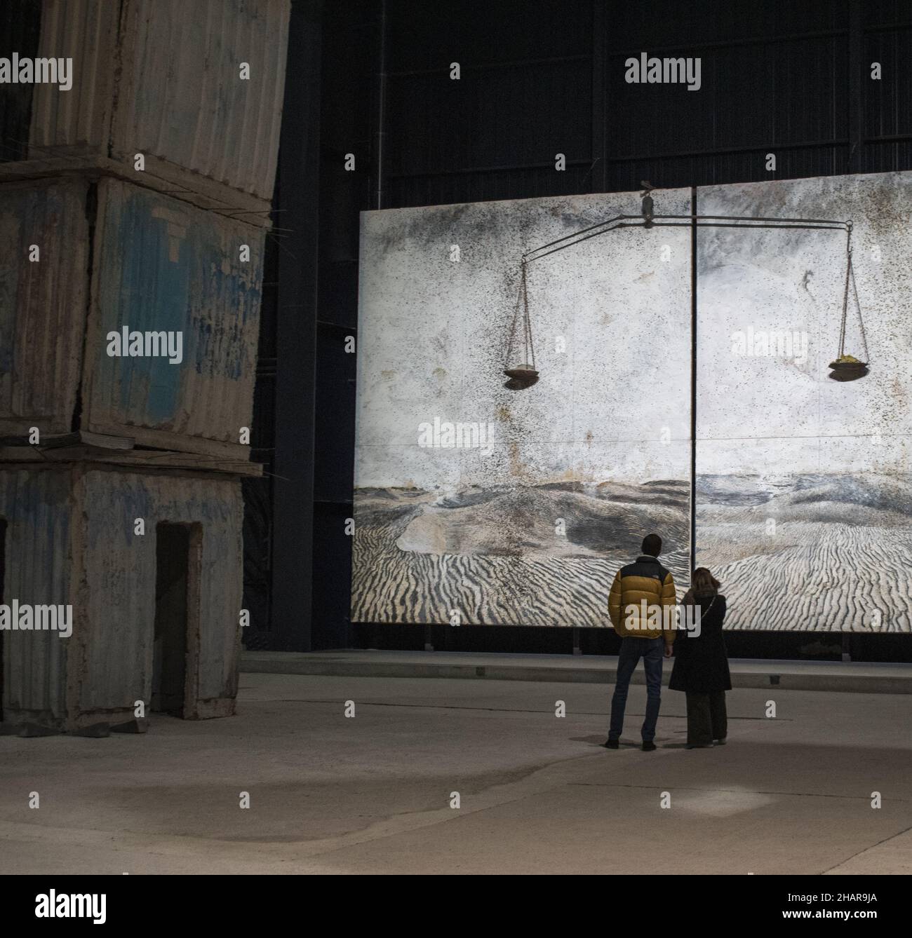 Milan, Italie: Les visiteurs regardent Alchemie (Alchemy), deux toiles d'Alnselm Kiefer, qui fait partie des sept palais célestes, installation à Hangar Bicocca Banque D'Images
