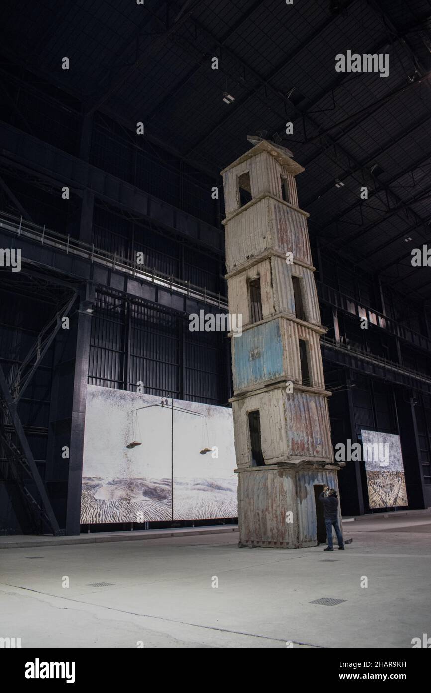 Milan, Italie : les visiteurs traversent les sept Palais célestes, l'installation permanente du sculpteur allemand Alnselm Kiefer à Pirelli Hangar Bicocca Banque D'Images