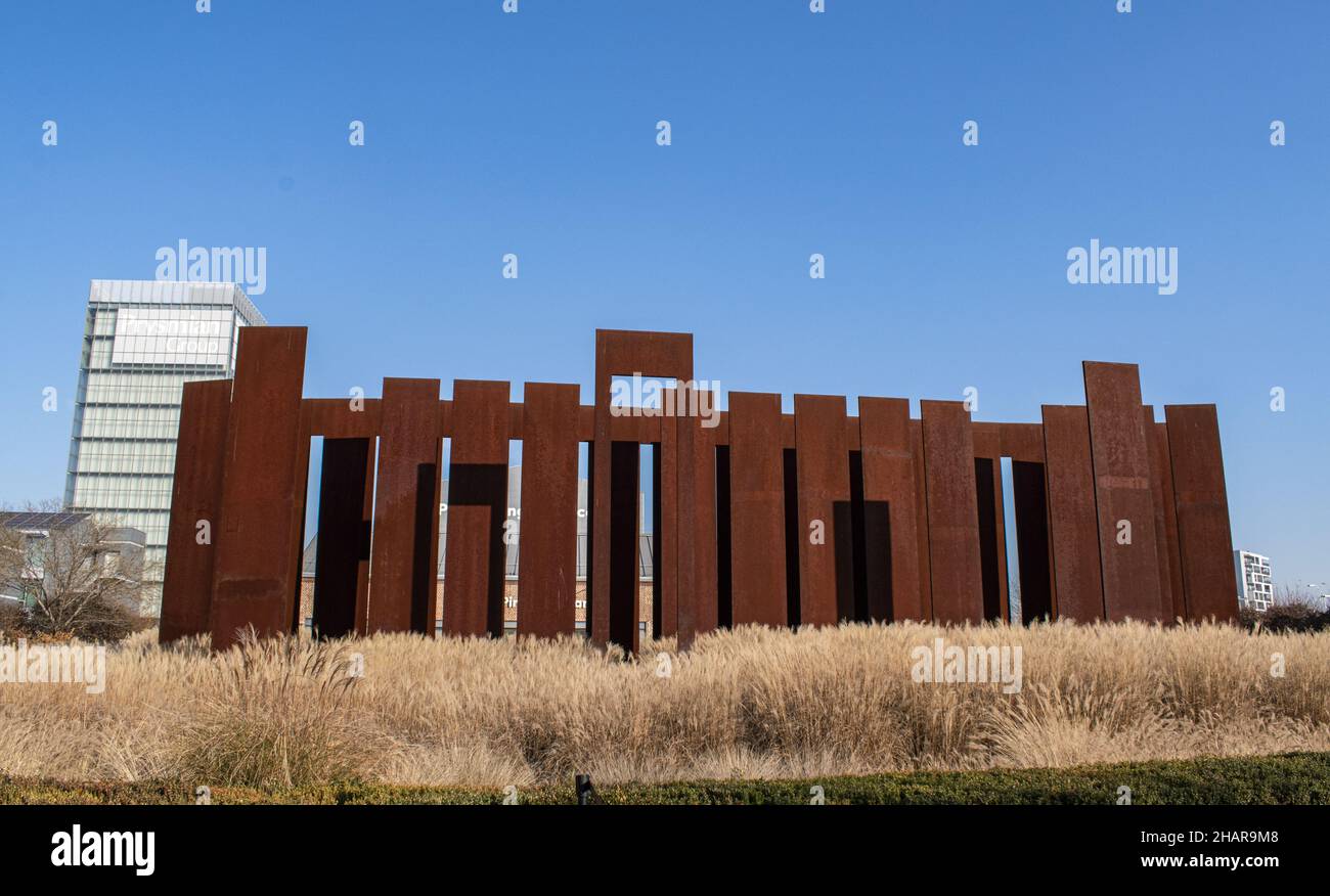 Milan, Italie : le jardin extérieur de Pirelli Hangar Bicocca avec la sculpture la Sequenza (la séquence) de Fausto Melotti Banque D'Images