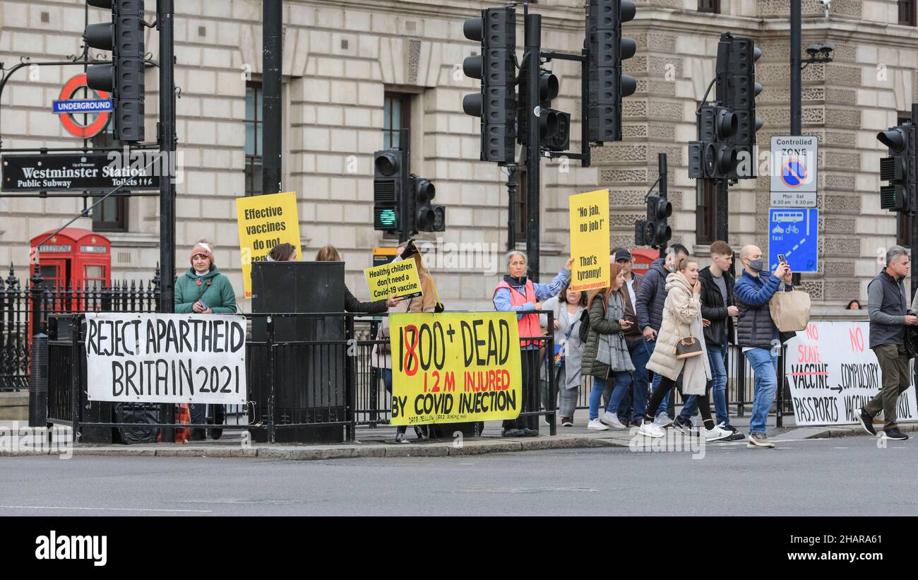 Westminster, Londres, Royaume-Uni.14th décembre 2021.Un groupe de manifestants anti-vaccination a brandi des banderoles et tenu des pancartes protestant contre la poursuite des efforts de vaccination et contre les effets négatifs présumés des vaccins contre les covids près du Parlement aujourd'hui à Westminster.Credit: Imagetraceur/Alamy Live News Banque D'Images