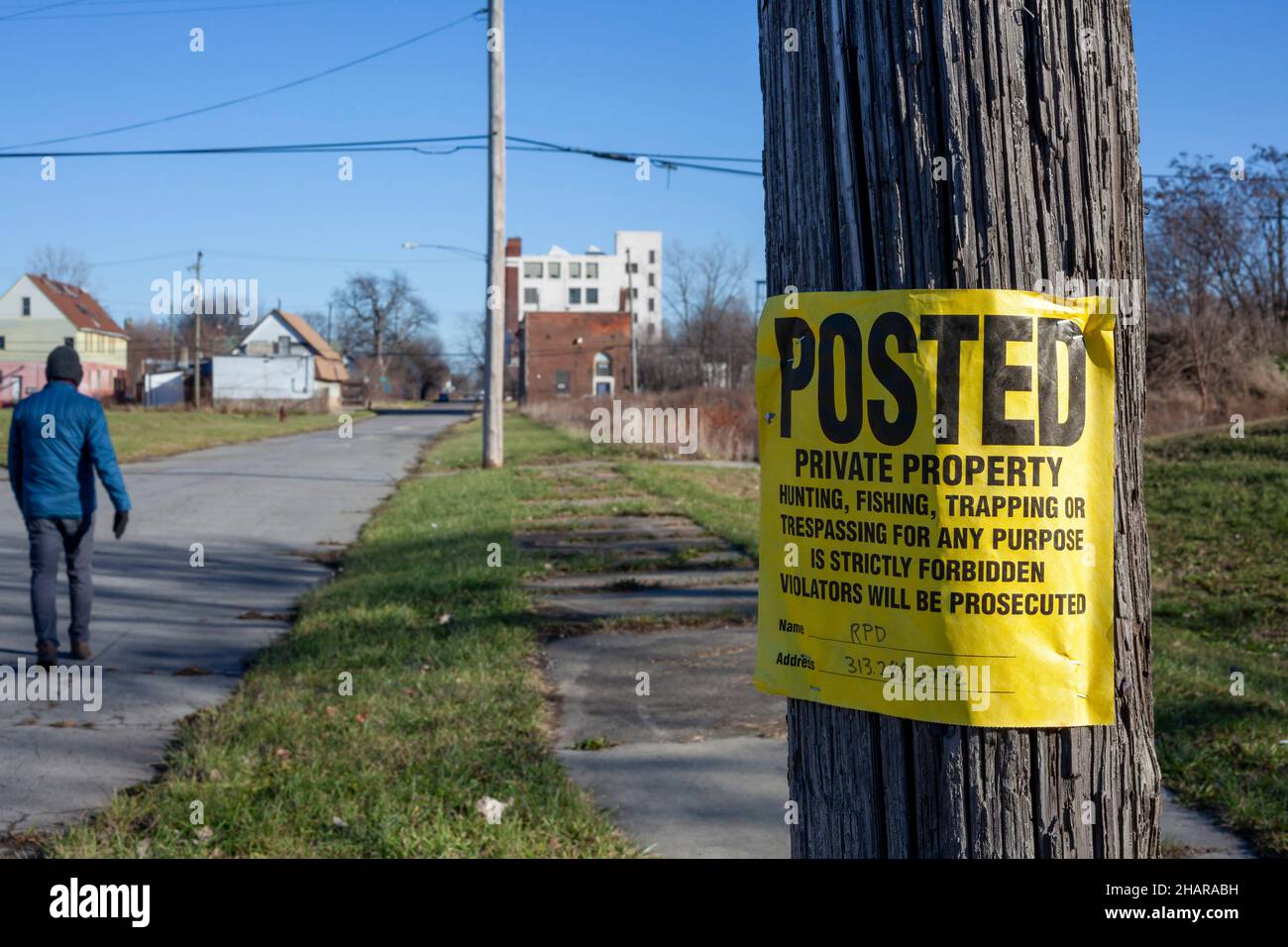 Detroit, Michigan - Un panneau « affiché » dans la ville de Detroit interdit la chasse, la pêche et le piégeage, ainsi que l'intrusion. Banque D'Images