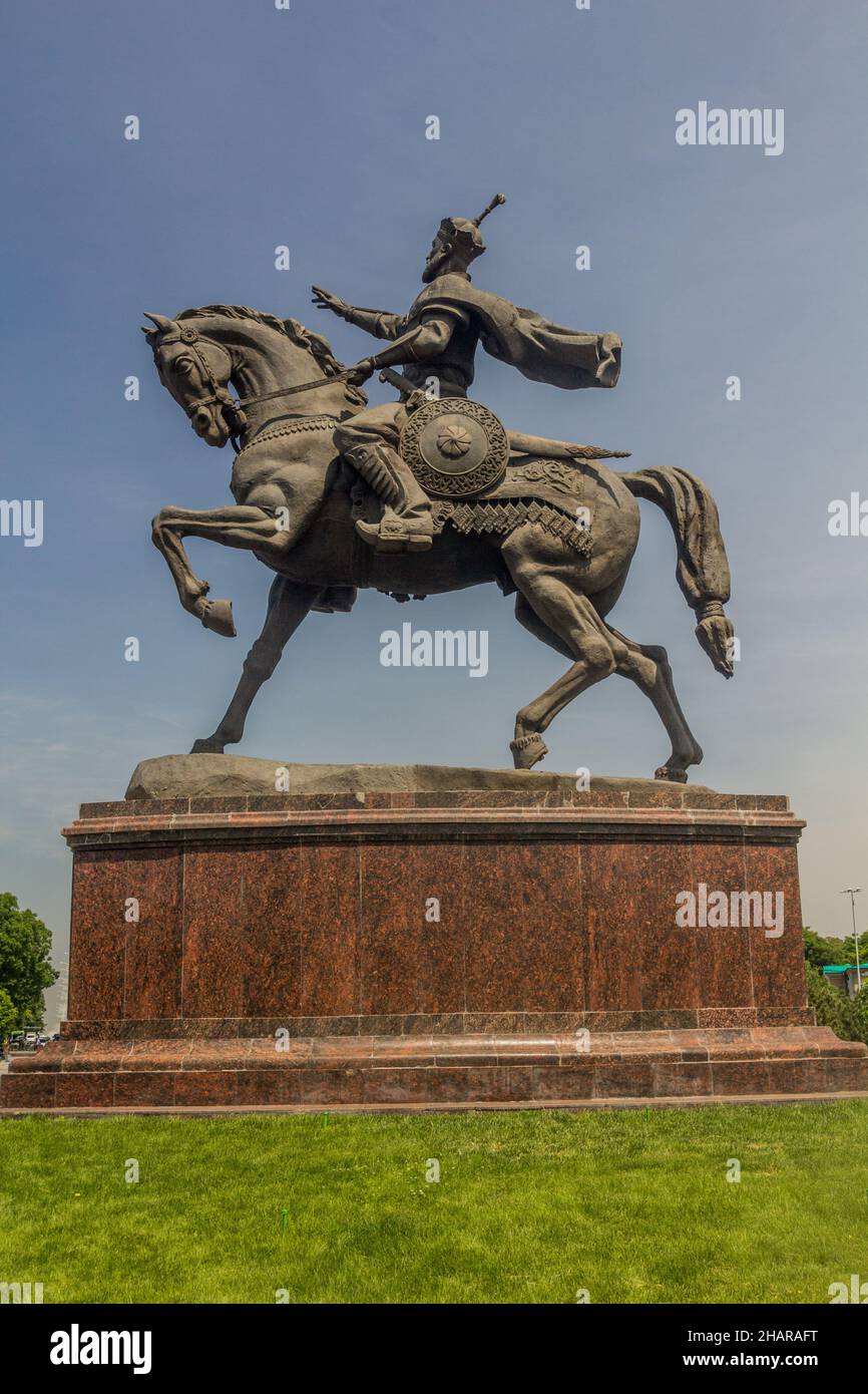 TACHKENT, OUZBÉKISTAN - 3 MAI 2018 : statue de Tamerlane Timur sur le Skver im.Place Amira Temura à Tachkent, Ouzbékistan Banque D'Images