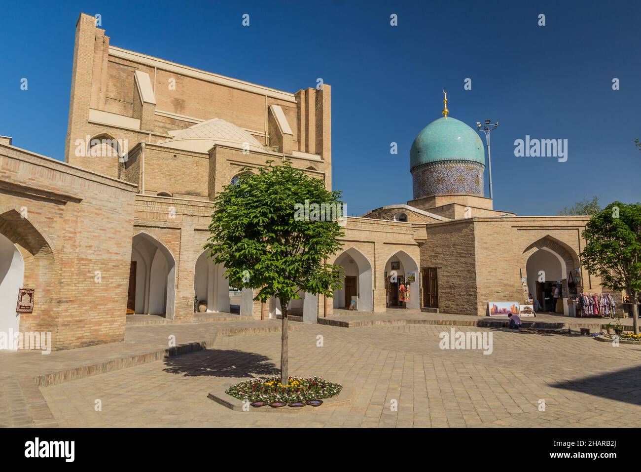 TACHKENT, OUZBÉKISTAN - 4 MAI 2018 : cour de Barak Khan Madrasa, partie de l'ensemble Hazrati Imom à Tachkent, Ouzbékistan Banque D'Images