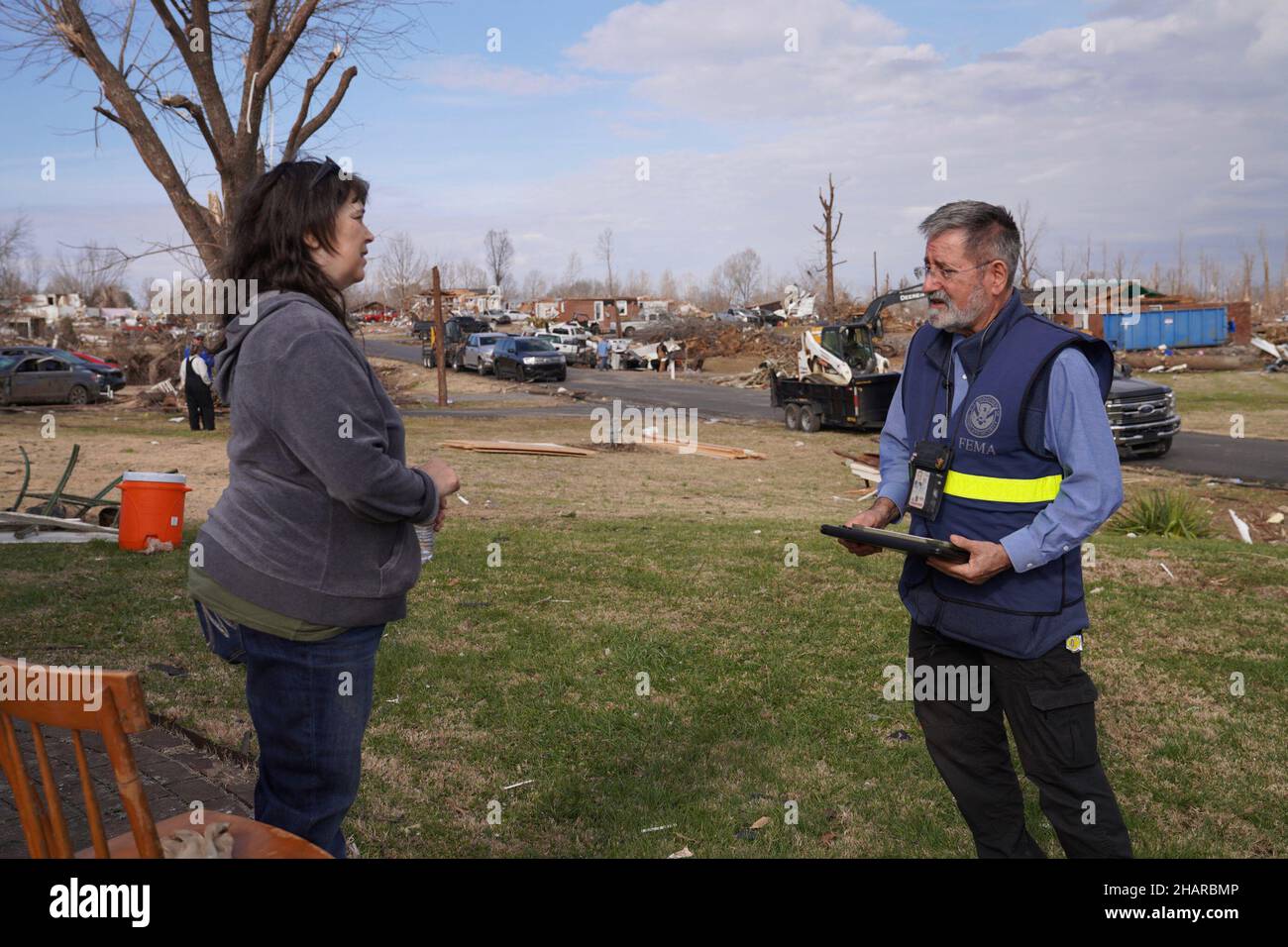 Dawson Springs, Kentucky, États-Unis.14th décembre 2021.Des équipes d'assistance aux survivants de catastrophes (DSA) sont arrivées à Dawson Springs, Kentucky, de porte à porte pour aider à inscrire les survivants des récentes tornades.(Credit image: © Dominick Del Vecchio/FEMA via ZUMA Press Wire Service) Banque D'Images