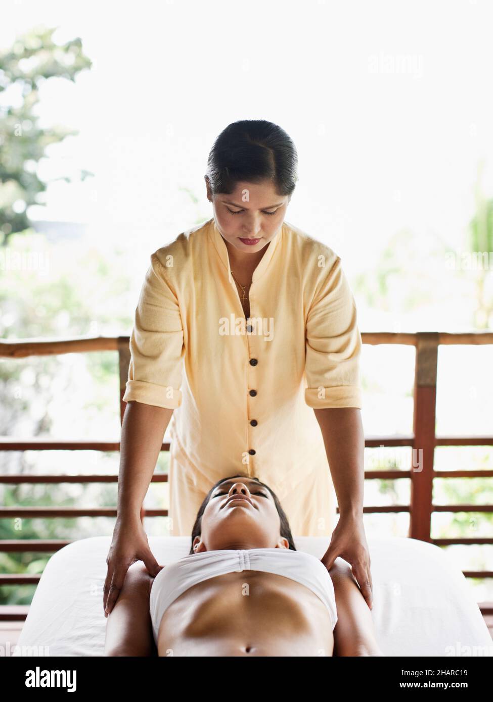 Femme recevant une thérapie Marma point à Kamalaya, Koh Samui, Thaïlande. Banque D'Images