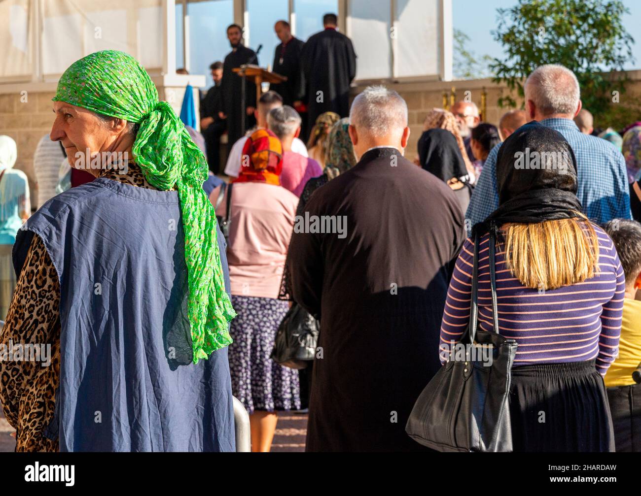 Monastère Ostrog, Monténégro-septembre 13th 2019 : les prêtres orthodoxes de l'est rôdés sur un podium, s'adresse aux fidèles qui ont voyagé de loin aux populaires Banque D'Images