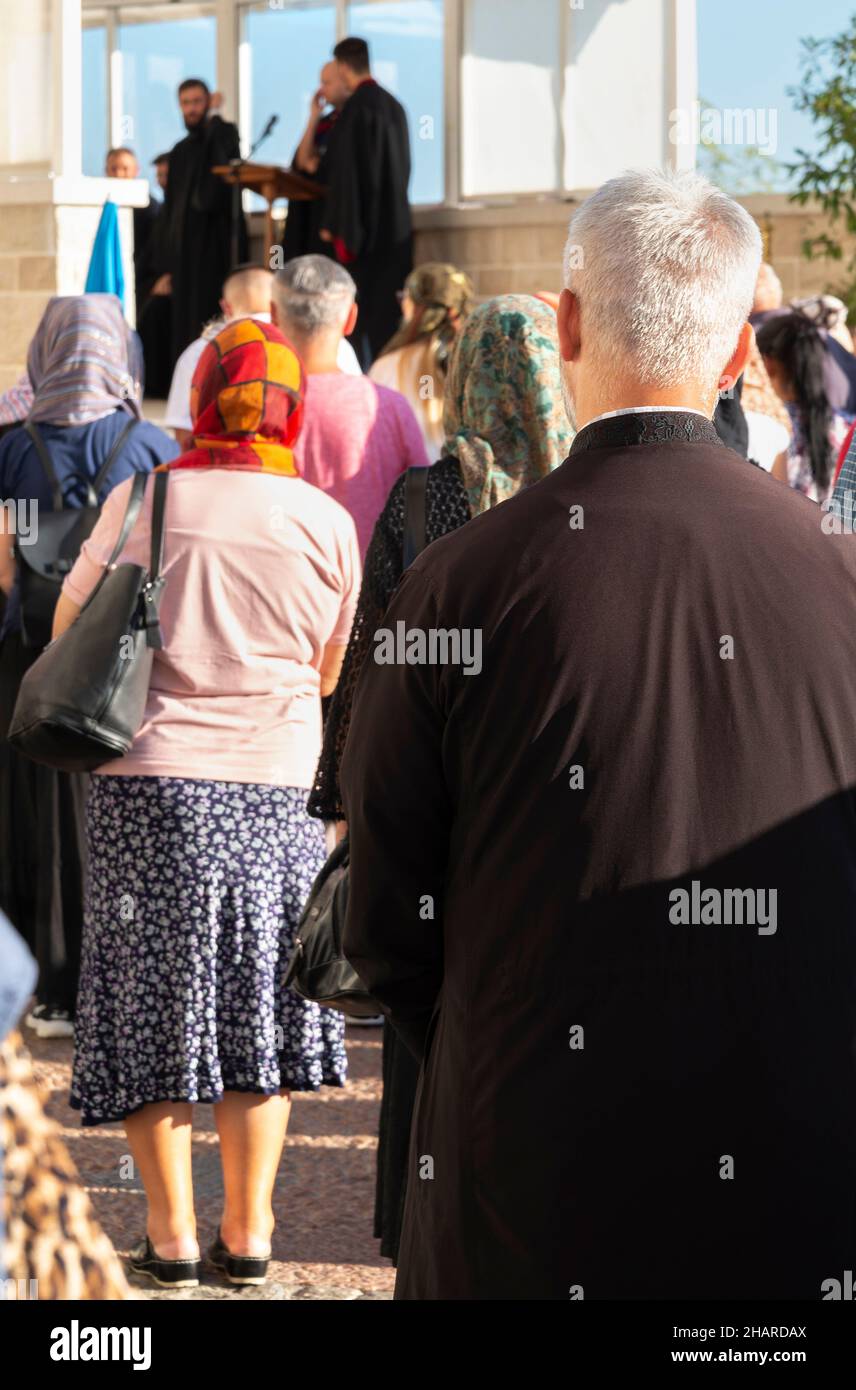 Monastère Ostrog, Monténégro-septembre 13th 2019 : les prêtres orthodoxes de l'est rôdés sur un podium, s'adresse aux fidèles qui ont voyagé de loin aux populaires Banque D'Images