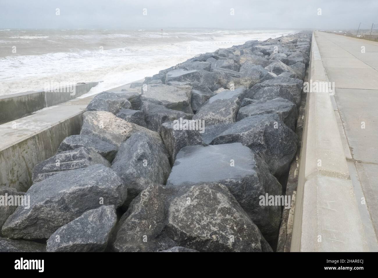 Promenade,front de mer,défense de la mer,défense de la mer,mer,Manche,météo,mers rudes,conditions,sauvages,tempête,tempête,vent,vent,météo,sur,la,côte,côtière,Dungeness,Kent,Angleterre,Anglais,GB,Grande-Bretagne,Grande-Bretagne,Royaume-Uni,Europe,européen,août,été,étés,jour, Banque D'Images