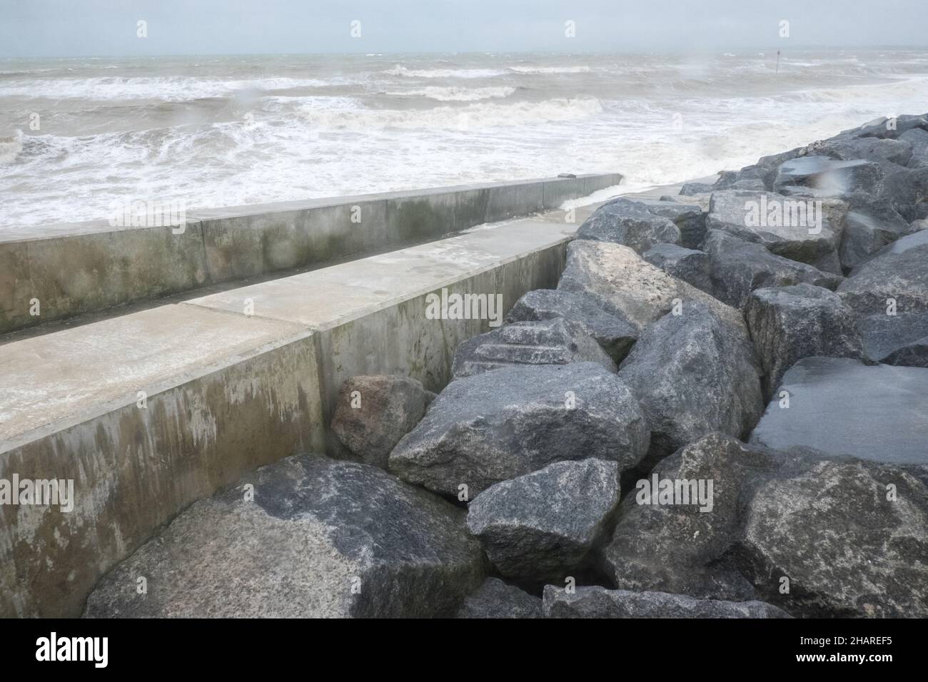 Promenade,front de mer,défense de la mer,défense de la mer,mer,Manche,météo,mers rudes,conditions,sauvages,tempête,tempête,vent,vent,météo,sur,la,côte,côtière,Dungeness,Kent,Angleterre,Anglais,GB,Grande-Bretagne,Grande-Bretagne,Royaume-Uni,Europe,européen,août,été,étés,jour, Banque D'Images