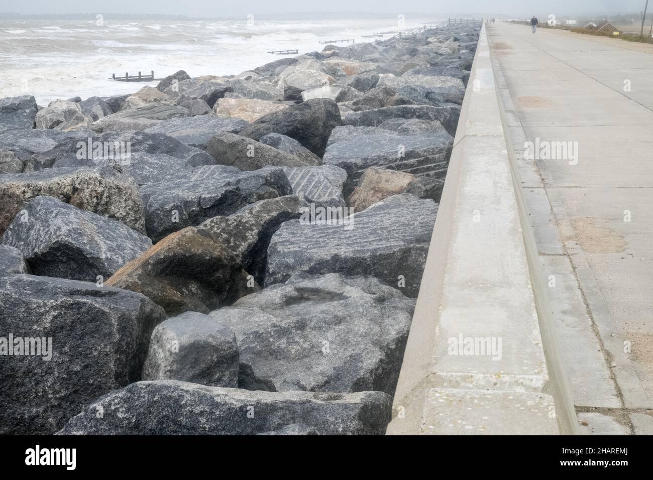 Promenade,front de mer,défense de la mer,défense de la mer,mer,Manche,météo,mers rudes,conditions,sauvages,tempête,tempête,vent,vent,météo,sur,la,côte,côtière,Dungeness,Kent,Angleterre,Anglais,GB,Grande-Bretagne,Grande-Bretagne,Royaume-Uni,Europe,européen,août,été,étés,jour, Banque D'Images