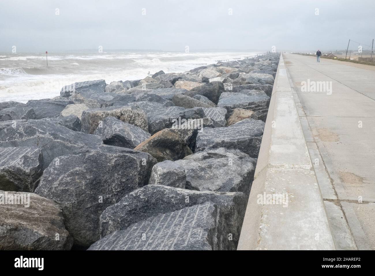 Promenade,front de mer,défense de la mer,défense de la mer,mer,Manche,météo,mers rudes,conditions,sauvages,tempête,tempête,vent,vent,météo,sur,la,côte,côtière,Dungeness,Kent,Angleterre,Anglais,GB,Grande-Bretagne,Grande-Bretagne,Royaume-Uni,Europe,européen,août,été,étés,jour, Banque D'Images