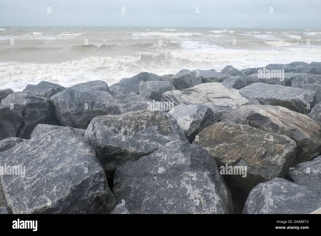 Promenade,front de mer,défense de la mer,défense de la mer,mer,Manche,météo,mers rudes,conditions,sauvages,tempête,tempête,vent,vent,météo,sur,la,côte,côtière,Dungeness,Kent,Angleterre,Anglais,GB,Grande-Bretagne,Grande-Bretagne,Royaume-Uni,Europe,européen,août,été,étés,jour, Banque D'Images