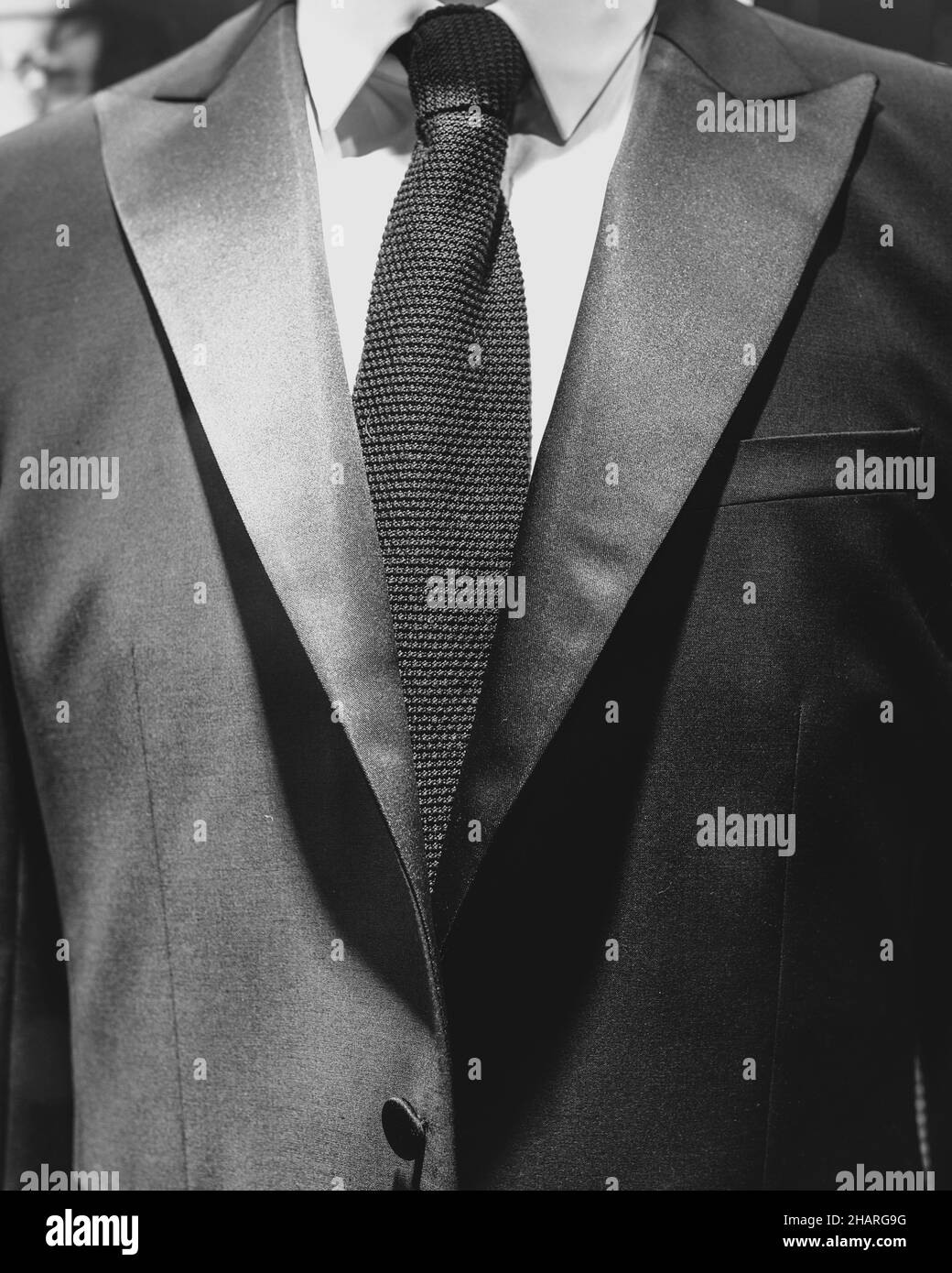 Blazer ou veste de soirée noir avec chemise blanche et cravate  noire.Vêtements pour un dîner classique Photo Stock - Alamy