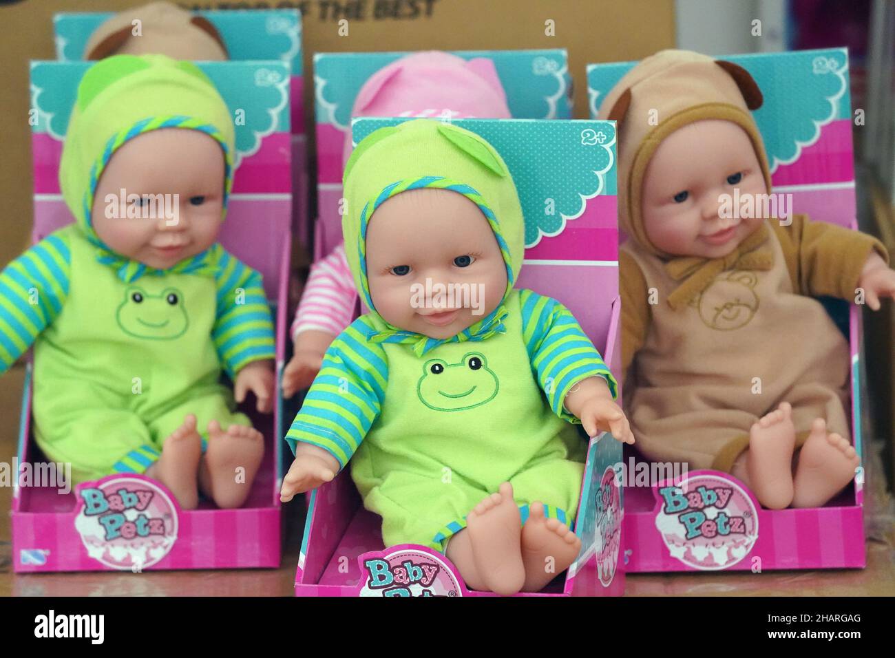 Florissant, États-Unis.14th décembre 2021.Les jouets de bébé Petz attendent d'être sélectionnés au salon de l'arbre d'angle de l'Armée du Salut à Florissant, Missouri, le mardi 14 décembre 2021.L'Armée du Salut donnera plus de 4000 jouets en trois jours aux familles nécessiteuses pour Noël.Photo par Bill Greenblatt/UPI crédit: UPI/Alay Live News Banque D'Images