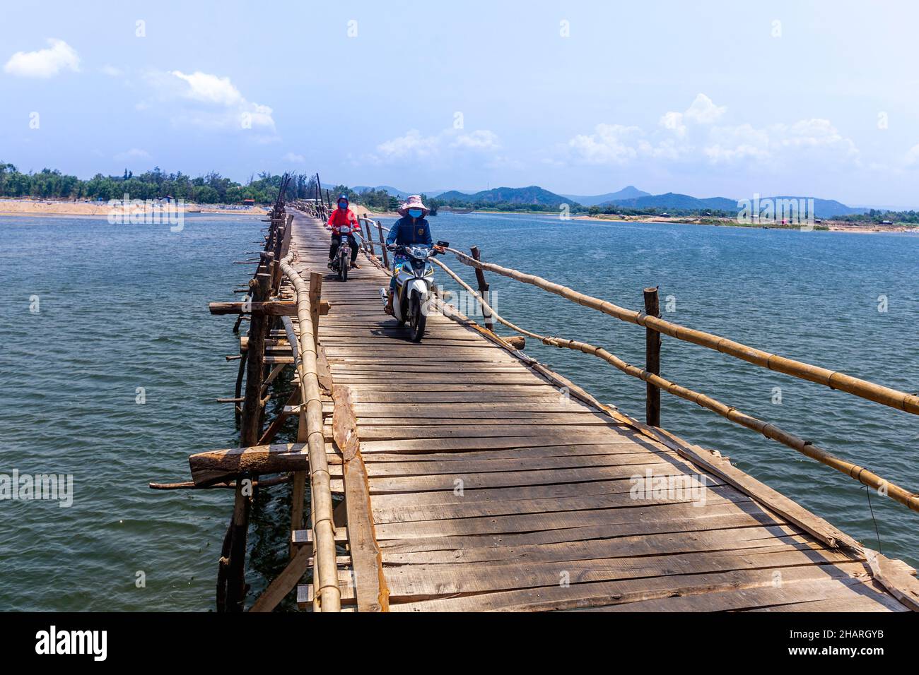 Un pont en bois traverse l'eau à Phú Yên, dans le centre du Vietnam. Banque D'Images