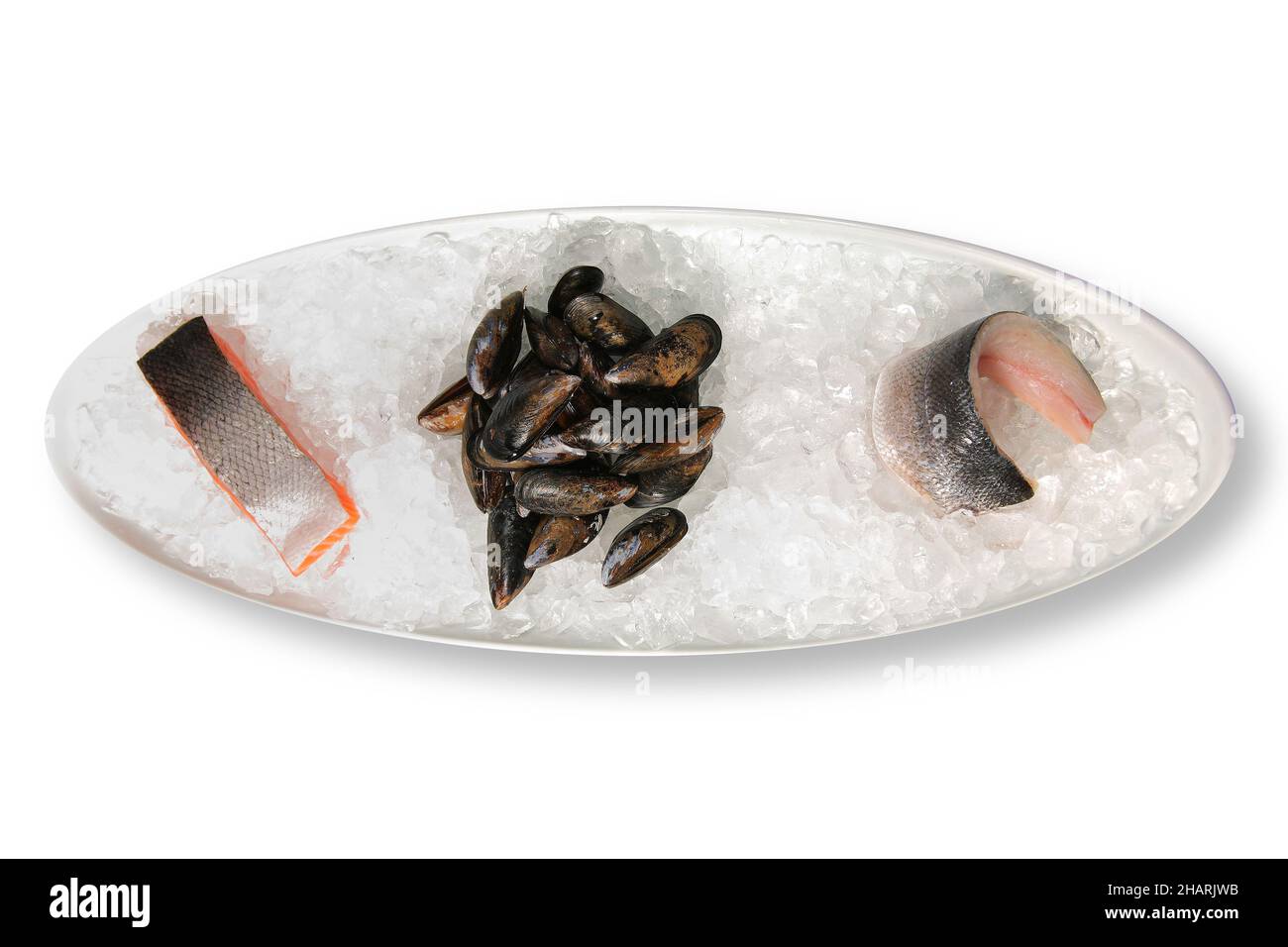 Moules au saumon et bar sur un lit de glace Banque D'Images