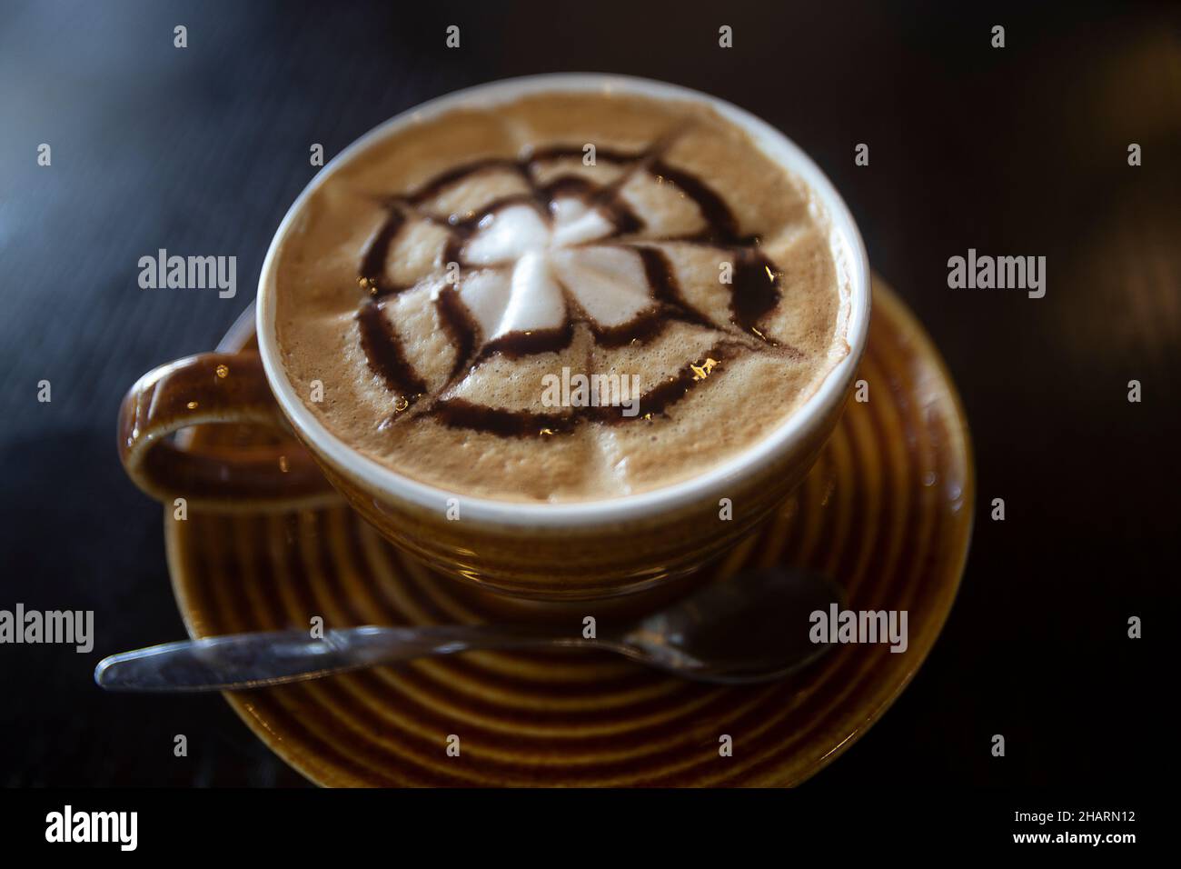 Café vietnamien dans une tasse marron clair et soucoupe sur une table gris foncé. Banque D'Images