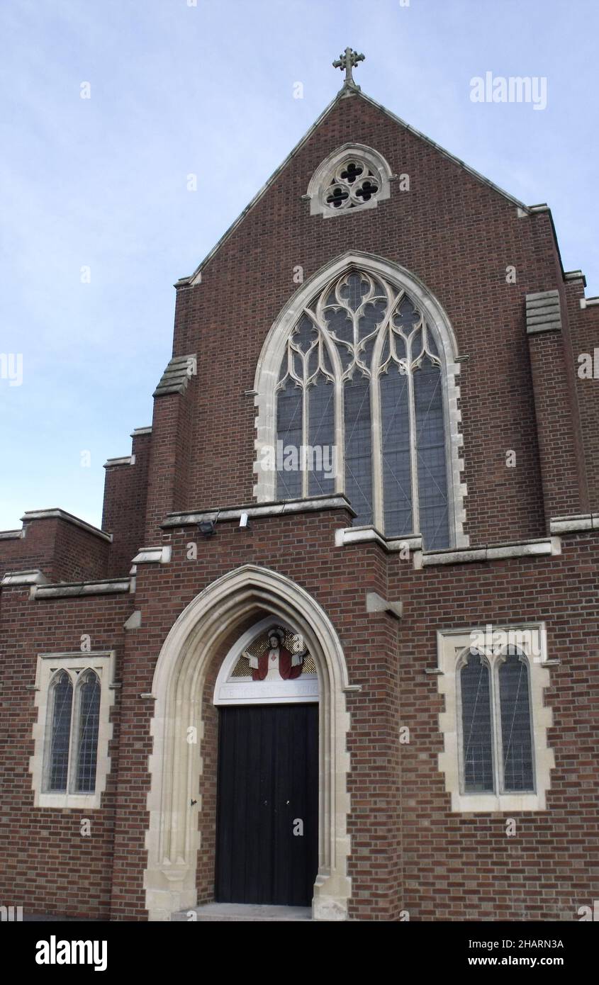 LONDRES, ROYAUME-UNI - 12 novembre 2021 : photo panoramique de l'église catholique Saint Vincent de Paul à Dagenham, est de Londres, Royaume-Uni Banque D'Images