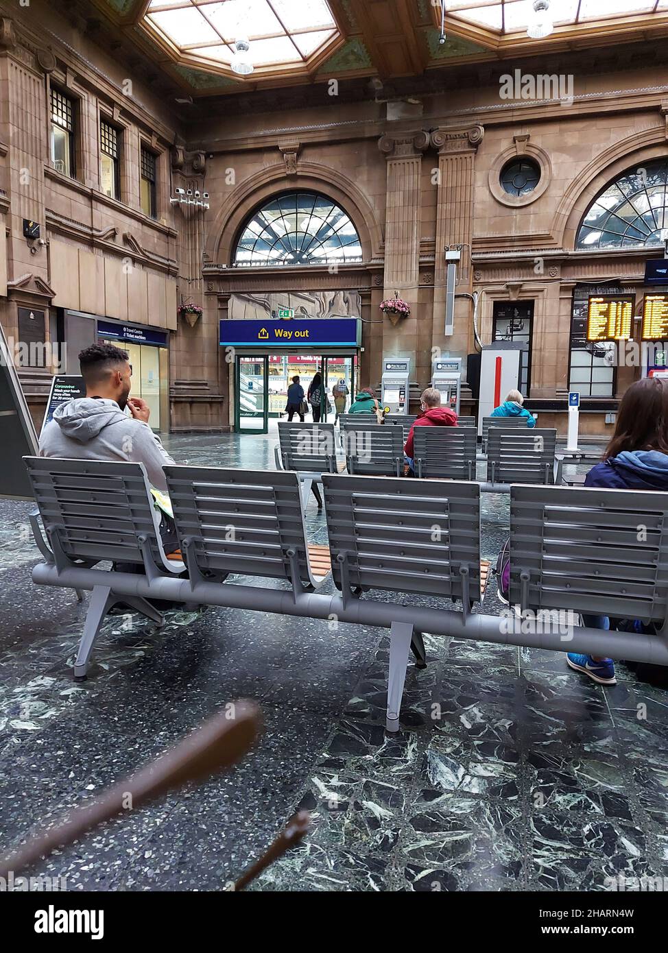 ÉDIMBOURG, ROYAUME-UNI - 04 août 2020 : vue sur les personnes assises dans la salle d'attente de la gare d'Édimbourg, au Royaume-Uni Banque D'Images