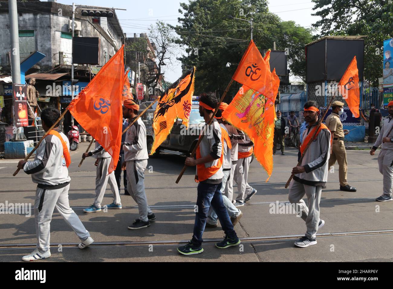 Kolkata, Bengale occidental, Inde.14th décembre 2021.Des membres des militants bajrang Dal (organisation nationaliste hindoue qui forme l'aile jeunesse du Vishva Hindu Parishad) participent à un rassemblement à Kolkata (Credit image: © Dipa Chakraborty/Pacific Press via ZUMA Press Wire) Banque D'Images