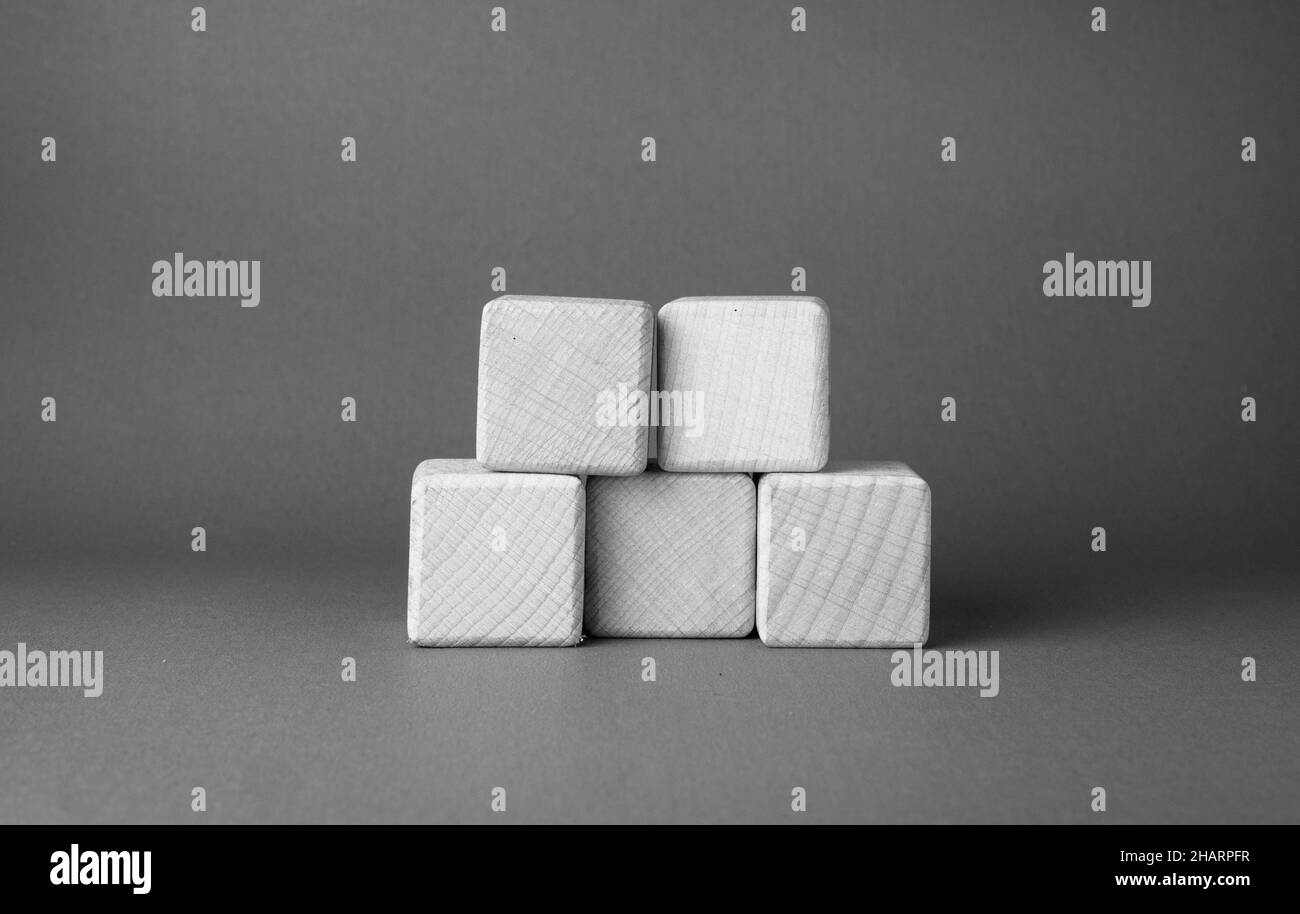 Cube de formes géométriques en bois sur fond de papier , ce cube peut être utilisé au-delà de vos mots Banque D'Images