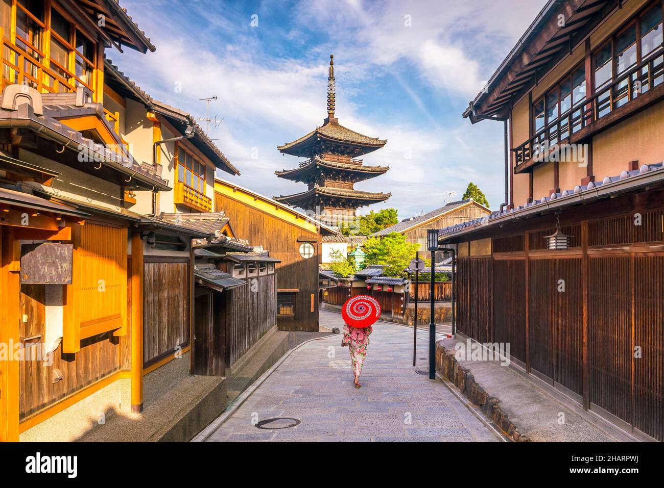 Fille japonaise à Yukata avec parapluie rouge dans la vieille ville de Kyoto, Japon Banque D'Images