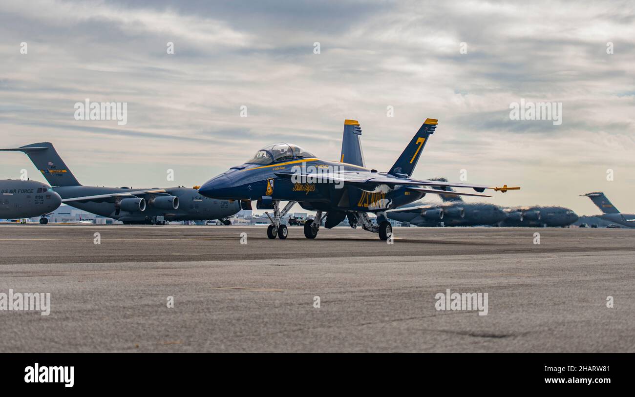 Blue Angel 7, U.S. Navy Flight Demonstration Squadron, taxis devant plusieurs avions C-17 Globemaster III sur la ligne de vol à la joint base Charleston, Caroline du Sud, le 14 décembre 2021.Les Blue Angels visent à inspirer une culture d'excellence et de service dans le pays par des démonstrations de vol et la sensibilisation de la communauté.(É.-U.Photo de la Force aérienne par l'huissier principal d'Airman A. Darbasie) Banque D'Images