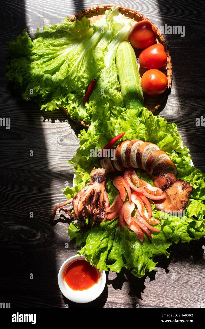 Le calamar farci de porc est un plat populaire dans les restaurants du Vietnam avec des ingrédients tels que le calamar, les champignons, les nouilles, les légumes. Banque D'Images