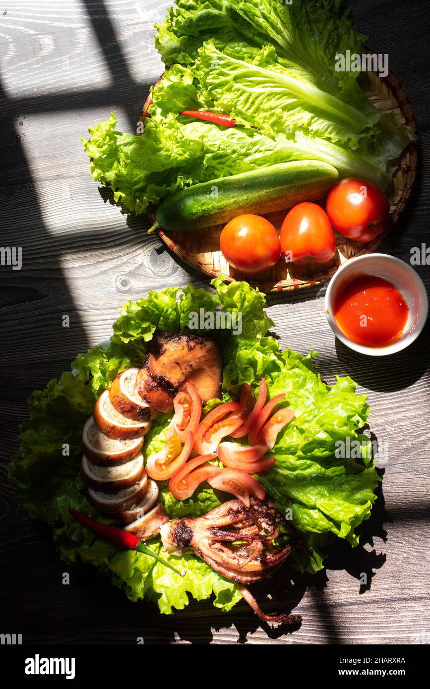 Le calamar farci de porc est un plat populaire dans les restaurants du Vietnam avec des ingrédients tels que le calamar, les champignons, les nouilles, les légumes. Banque D'Images