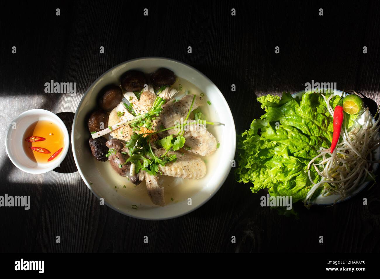 La soupe de nouilles aux champignons de poulet est un plat de petit déjeuner très populaire au Vietnam.Les ingrédients comprennent des nouilles de riz, des champignons, du poulet, des légumes et du spi Banque D'Images